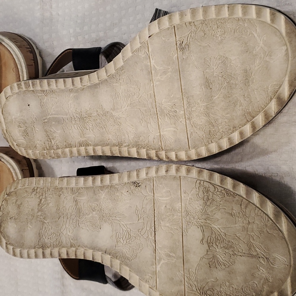 Shoes - Picture 3 of 6
